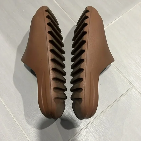 Yeezy Brown Slide Sandals - Picture 4 of 5